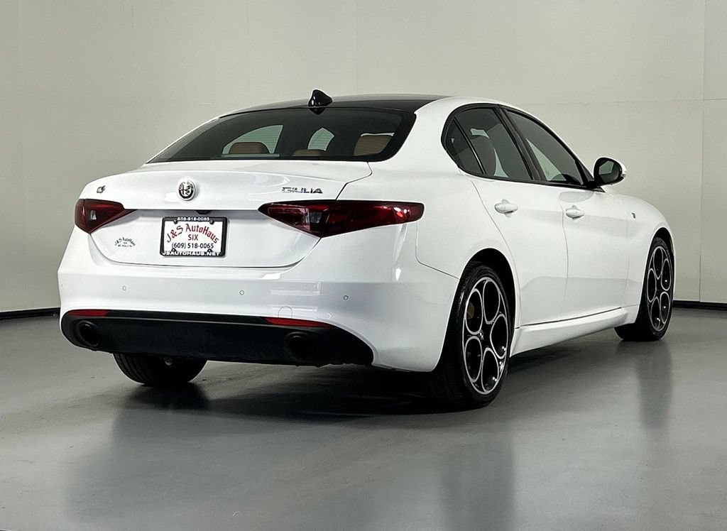 Used 2022 Alfa Romeo Giulia Ti AWD/4WD image 7