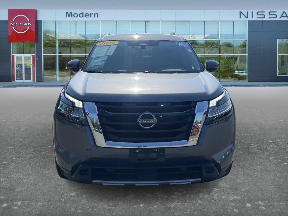 Used 2023 Nissan Pathfinder SL AWD/4WD image 2