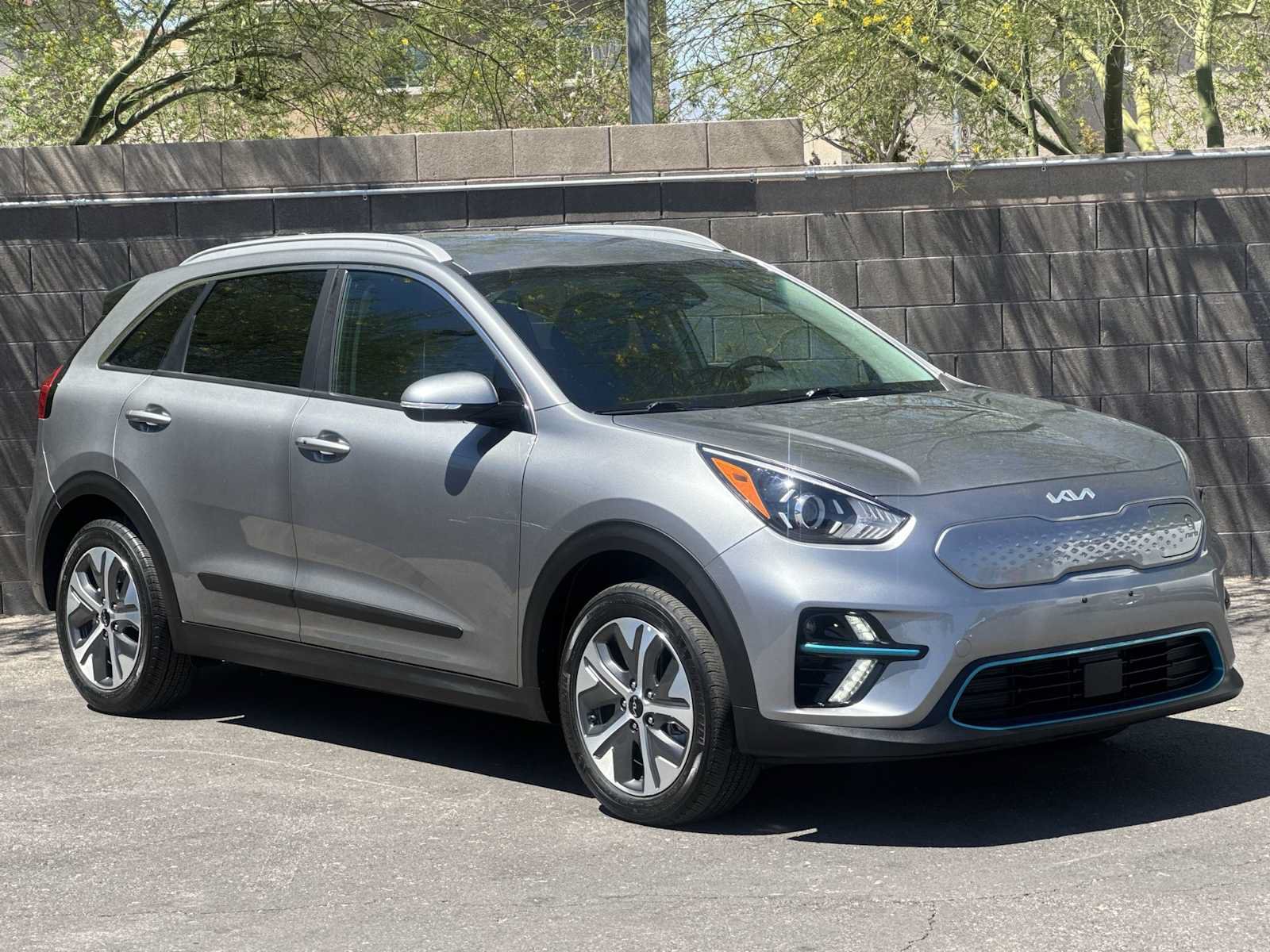 Used 2022 Kia Niro EX FWD image 2