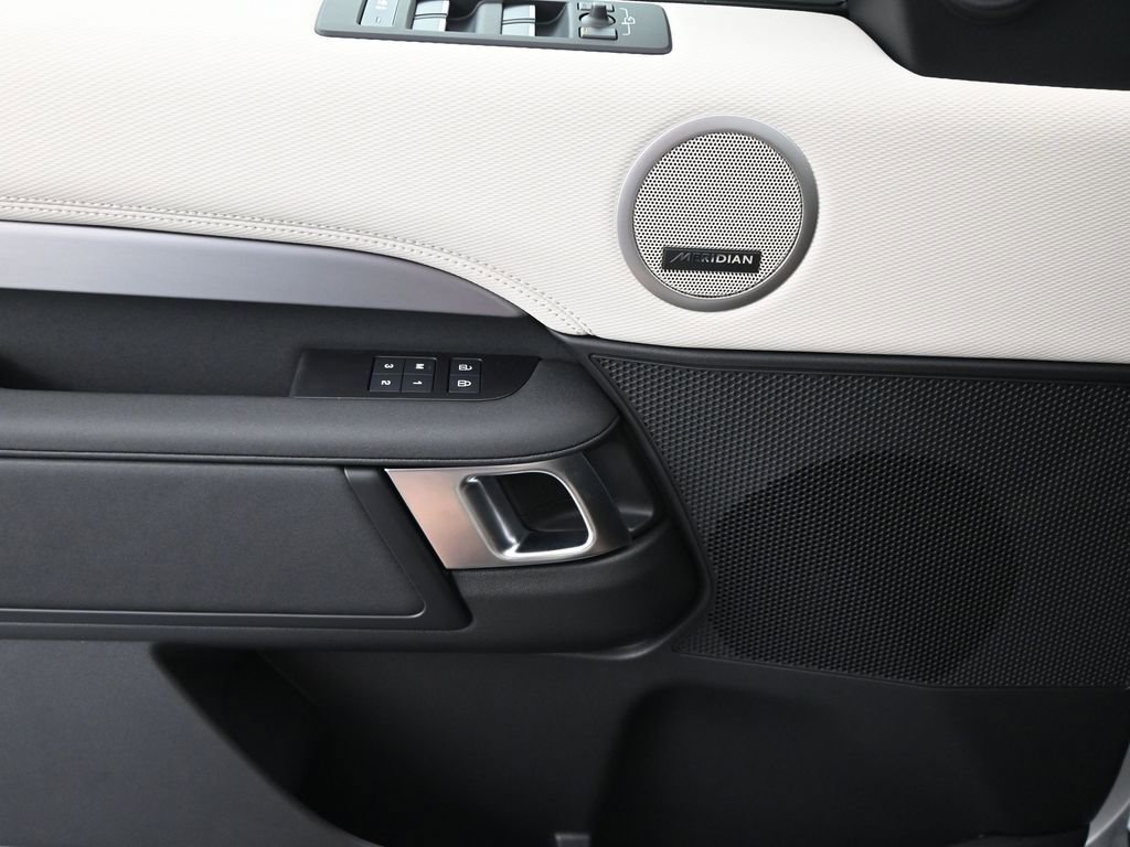 New 2025 Land Rover Discovery Dynamic SE AWD/4WD image 11