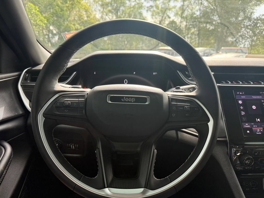 Used 2025 Jeep Grand Cherokee Altitude RWD image 20