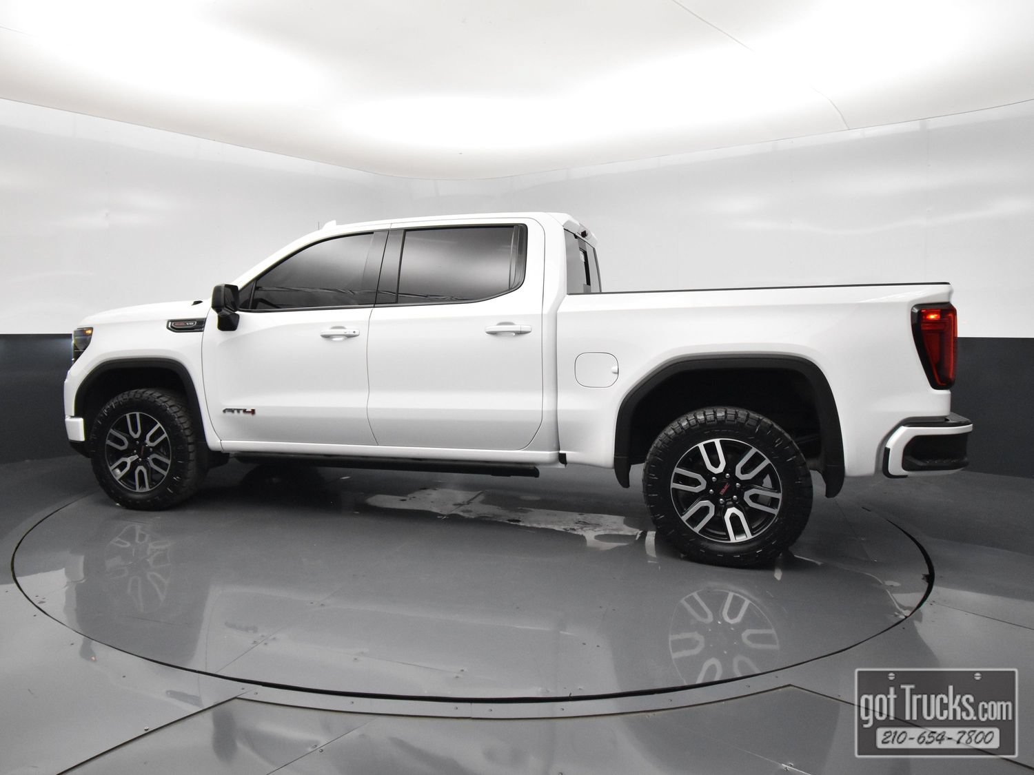 Used 2023 GMC Sierra 1500 AT4 w/ Technology Package AWD/4WD image 3