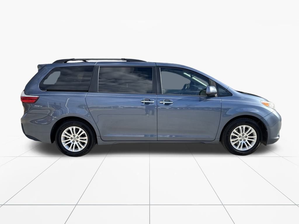 Used 2017 Toyota Sienna XLE image 10