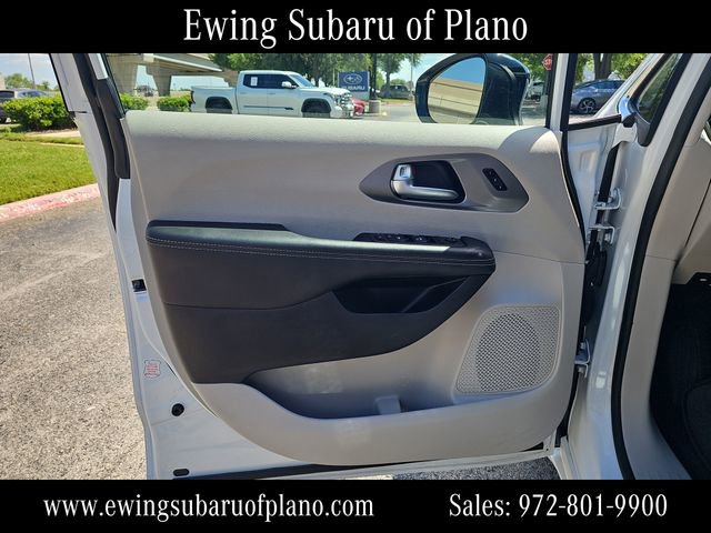 Used 2024 Chrysler Pacifica Touring-L image 10