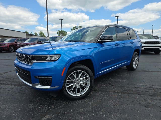 Used 2023 Jeep Grand Cherokee L Summit w/ Advanced Protech Group IV AWD/4WD image 2