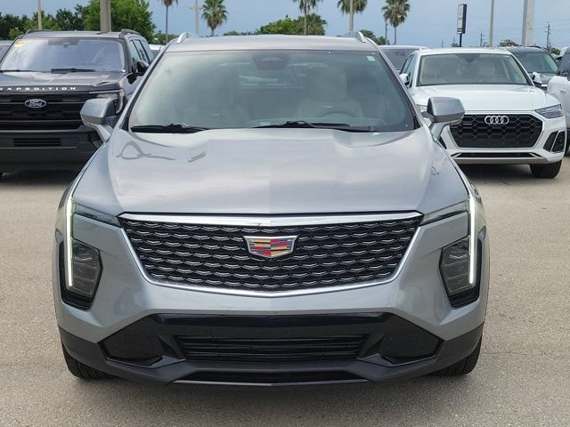 Used 2025 Cadillac XT4 Premium Luxury FWD image 2