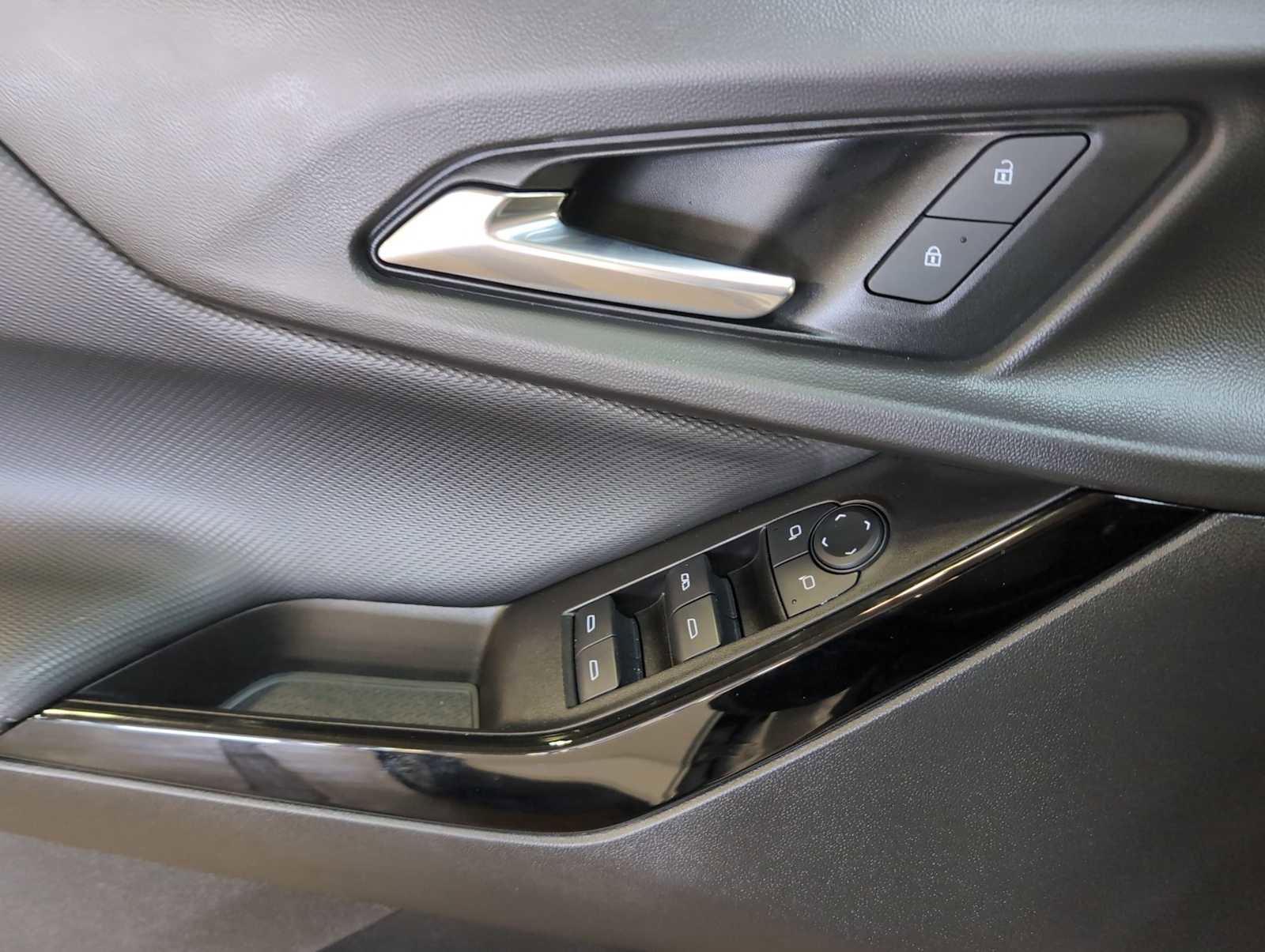 Used 2025 Chevrolet Equinox LT w/ Safety and Technology Package image 23