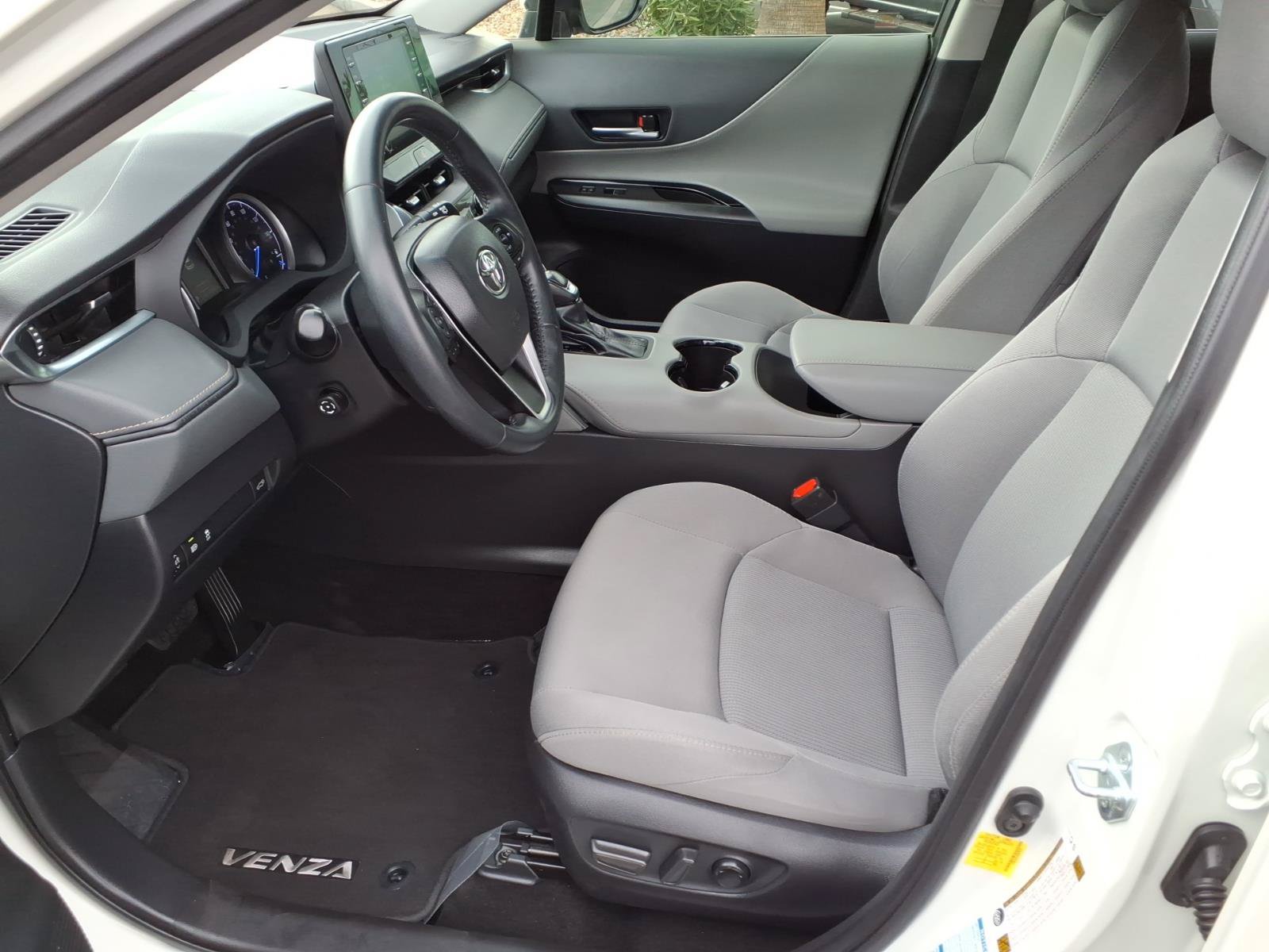 Certified 2021 Toyota Venza LE w/ Carpet Mat Package (TMS) AWD/4WD image 15