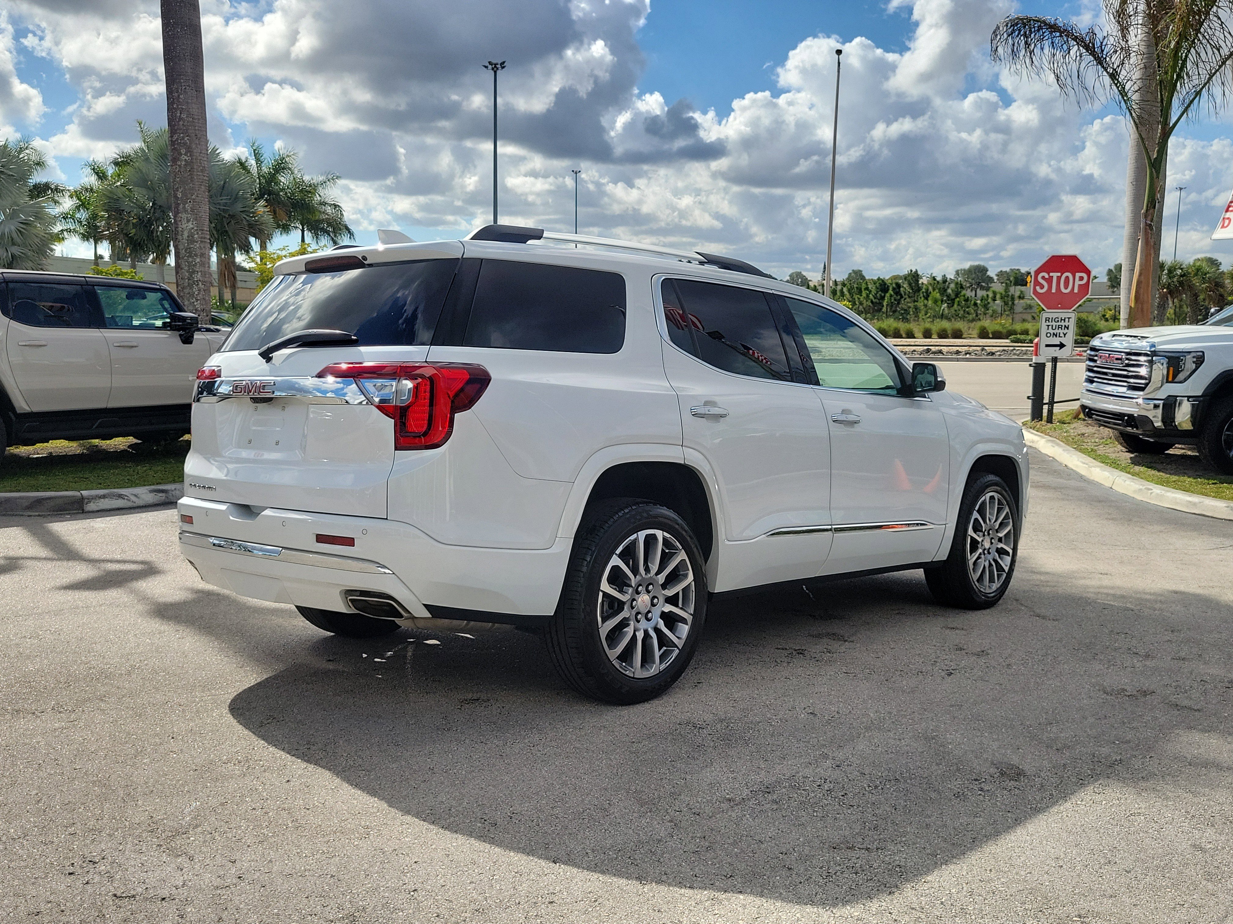 Used 2023 GMC Acadia Denali w/ Denali Ultimate Package image 5
