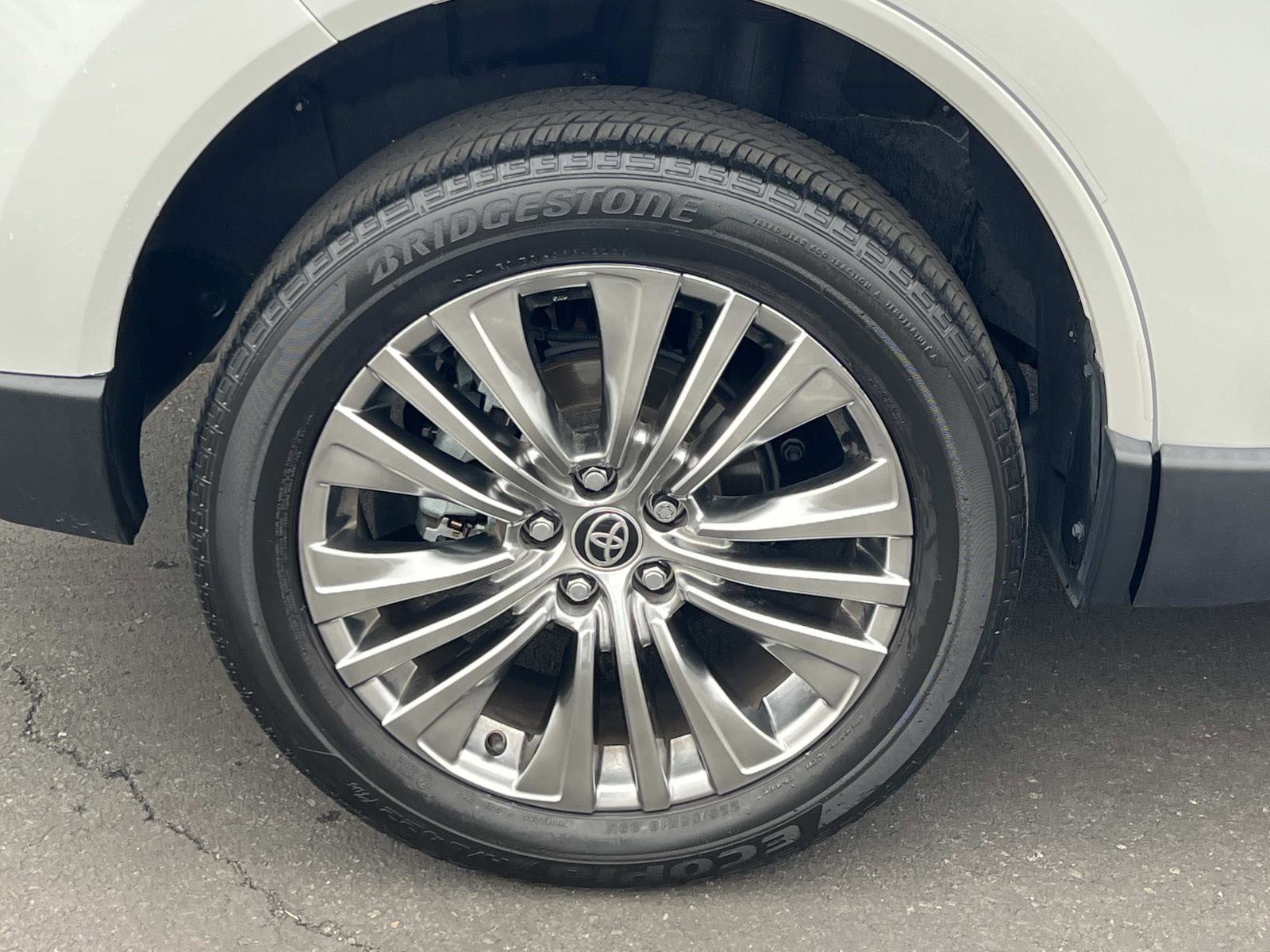 Used 2024 Toyota Venza XLE image 29