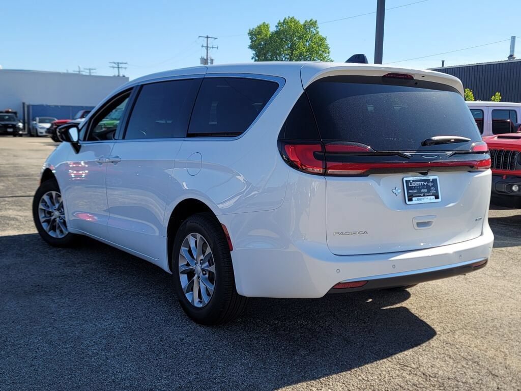 New 2027 Chrysler Pacifica Select w/ Family Tech Group AWD/4WD image 17