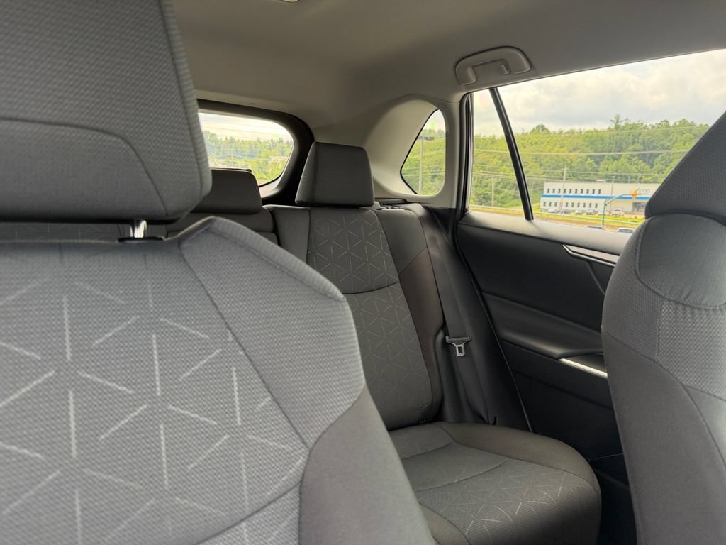 Used 2025 Toyota RAV4 XLE AWD/4WD image 30