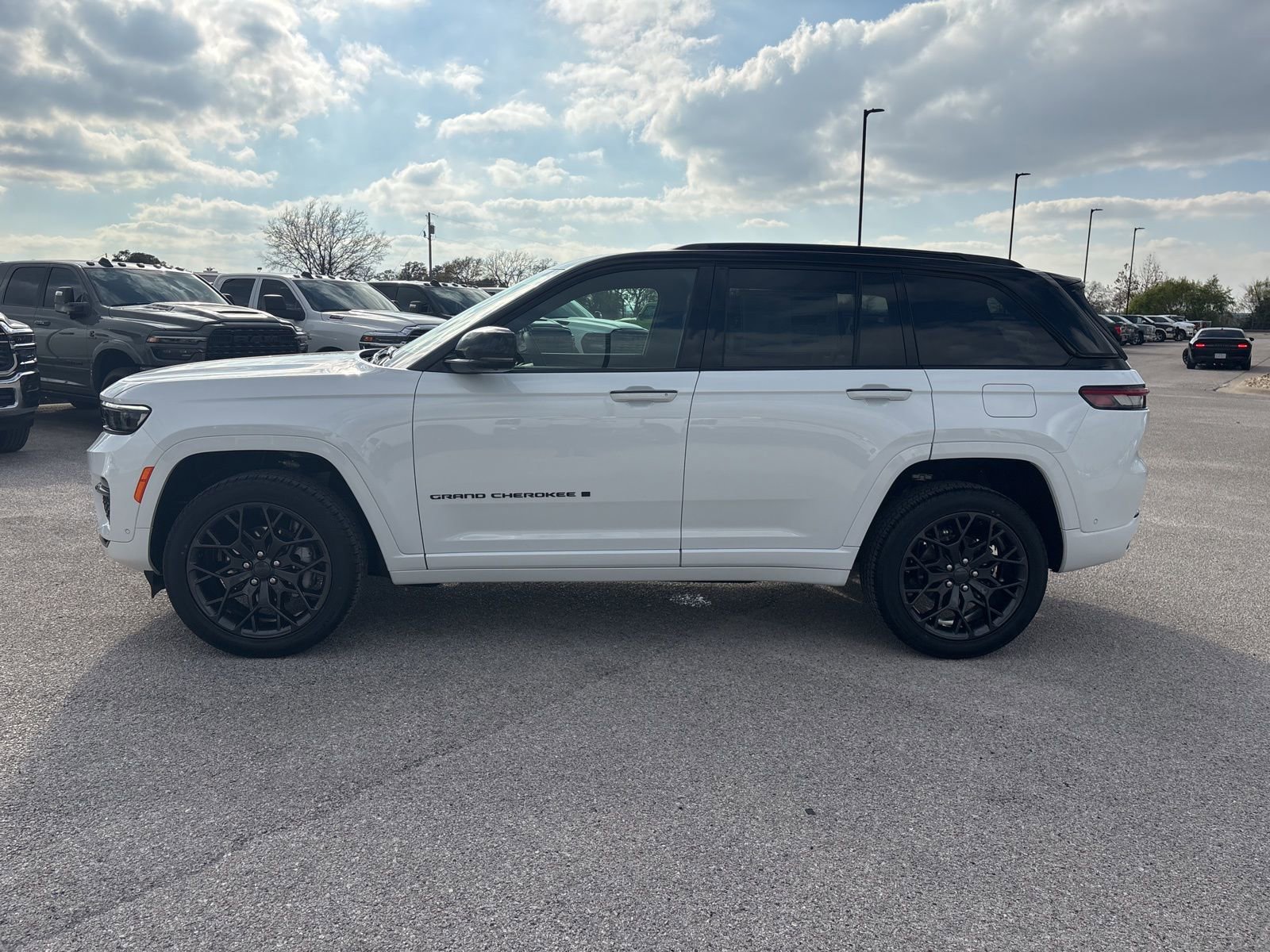New 2025 Jeep Grand Cherokee Summit image 2