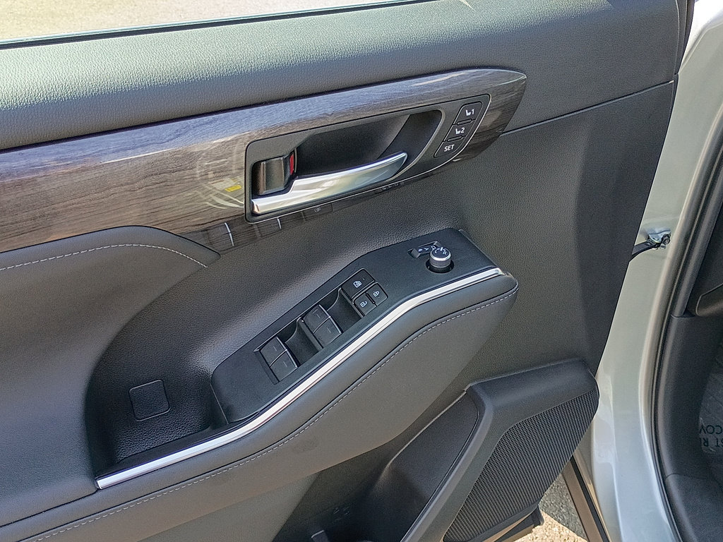 Used 2023 Toyota Highlander Platinum AWD/4WD image 21