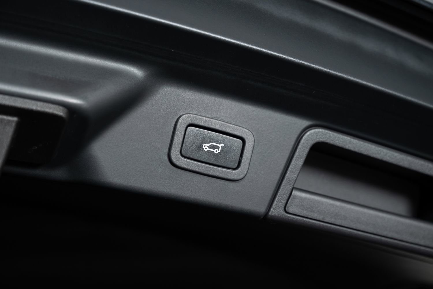 Used 2018 Land Rover Range Rover Velar R-Dynamic SE image 21