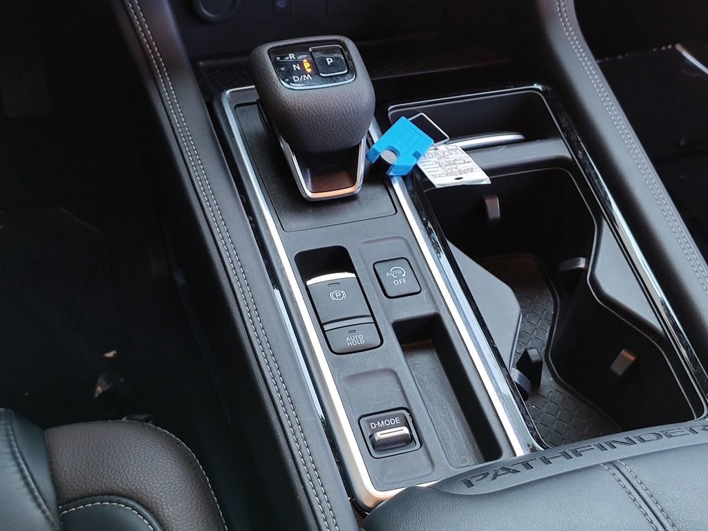 Used 2025 Nissan Pathfinder Platinum image 23