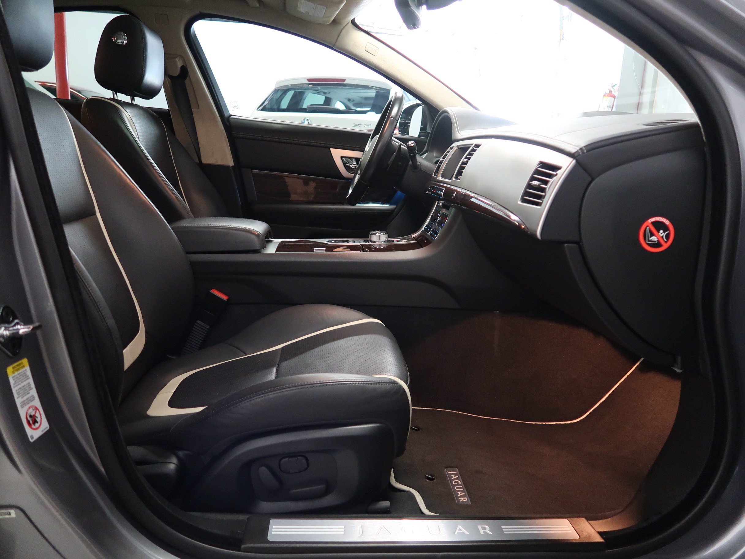 Used 2012 Jaguar XF Portfolio RWD image 30