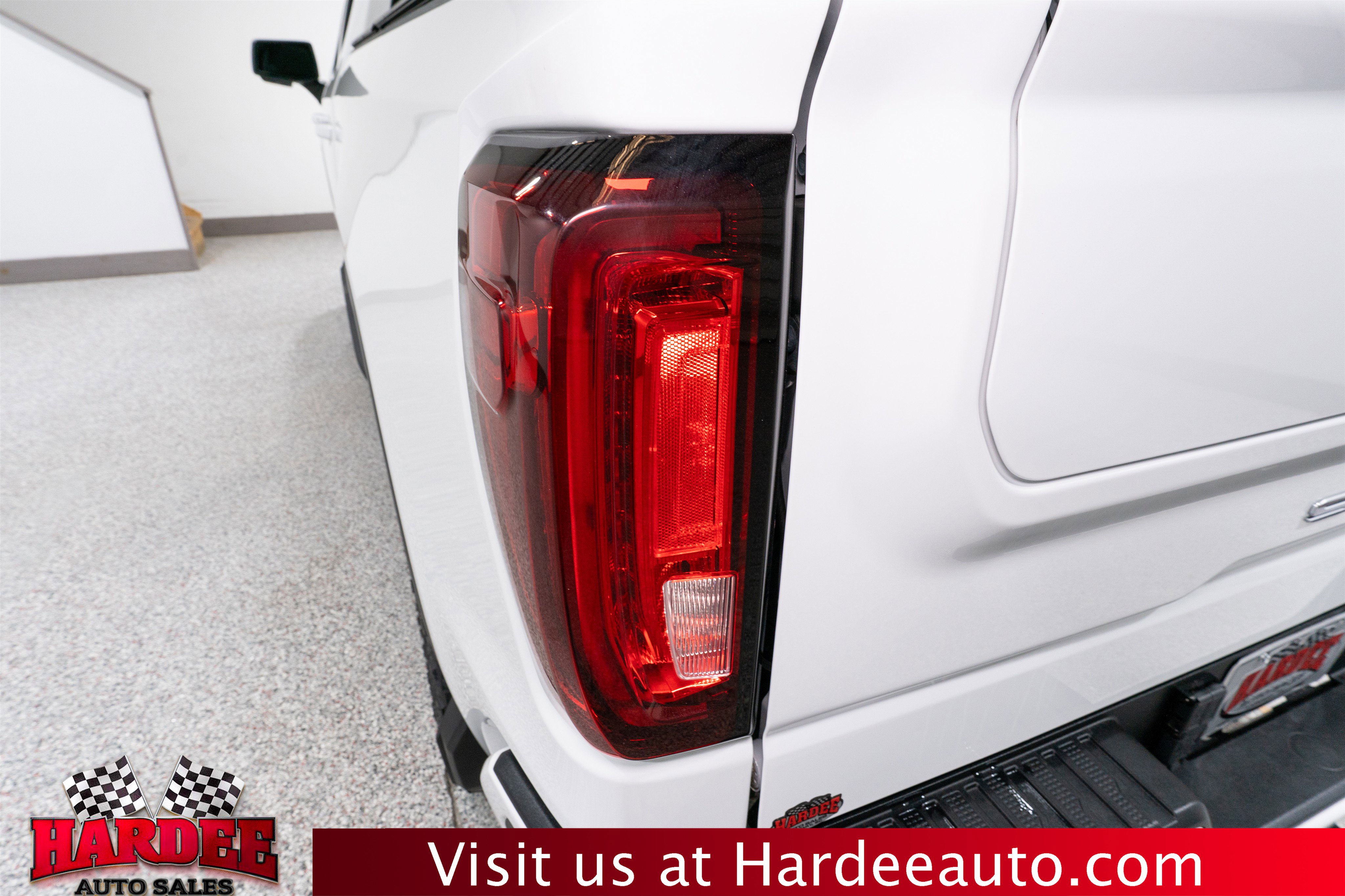 Used 2024 GMC Sierra 1500 AT4 w/ Technology Package image 9