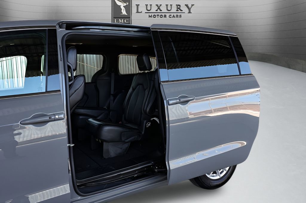 Used 2025 Chrysler Pacifica Select image 53