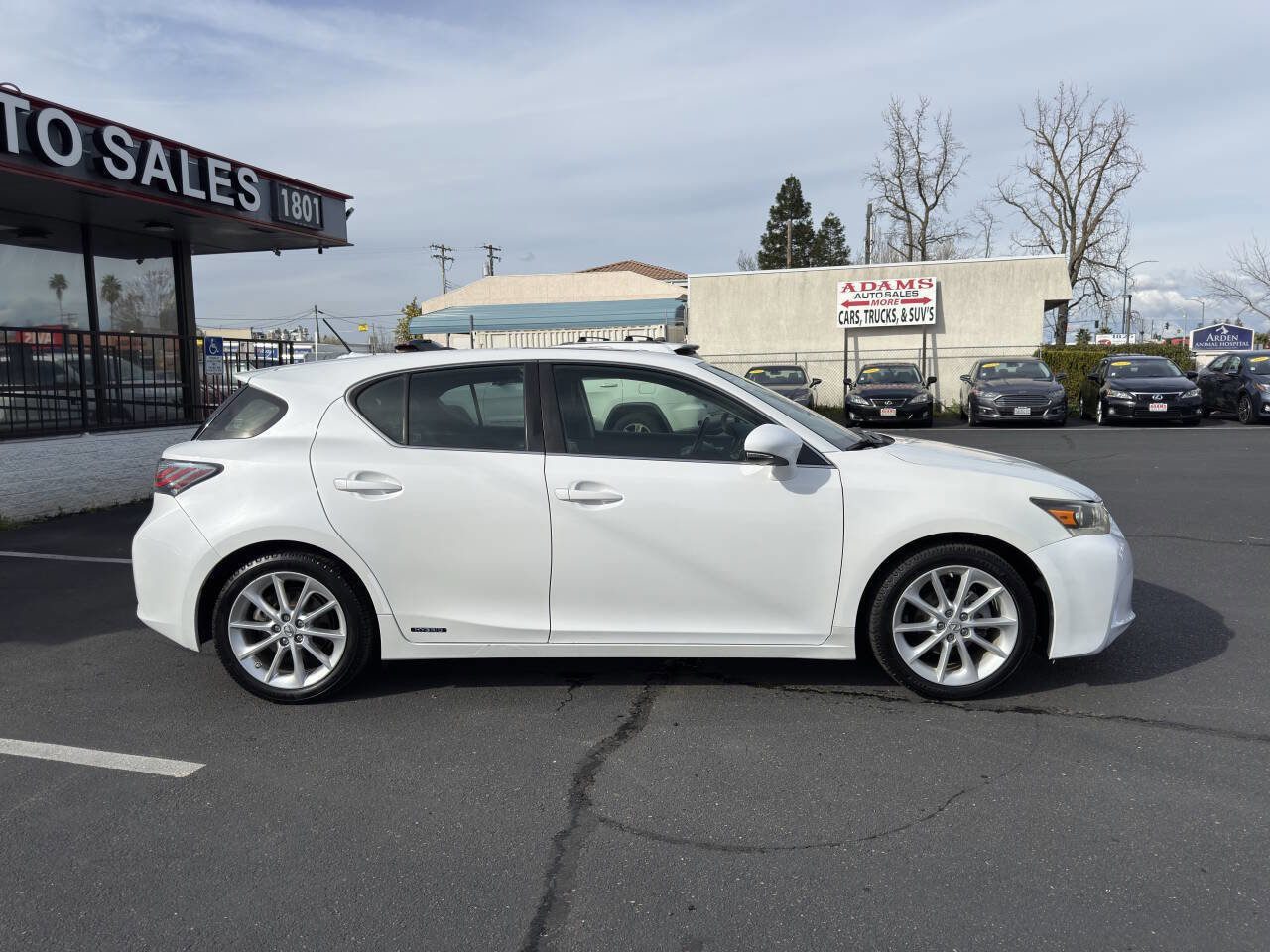 Used 2013 Lexus CT 200h w/ Premium Pkg w/Navigation FWD image 2