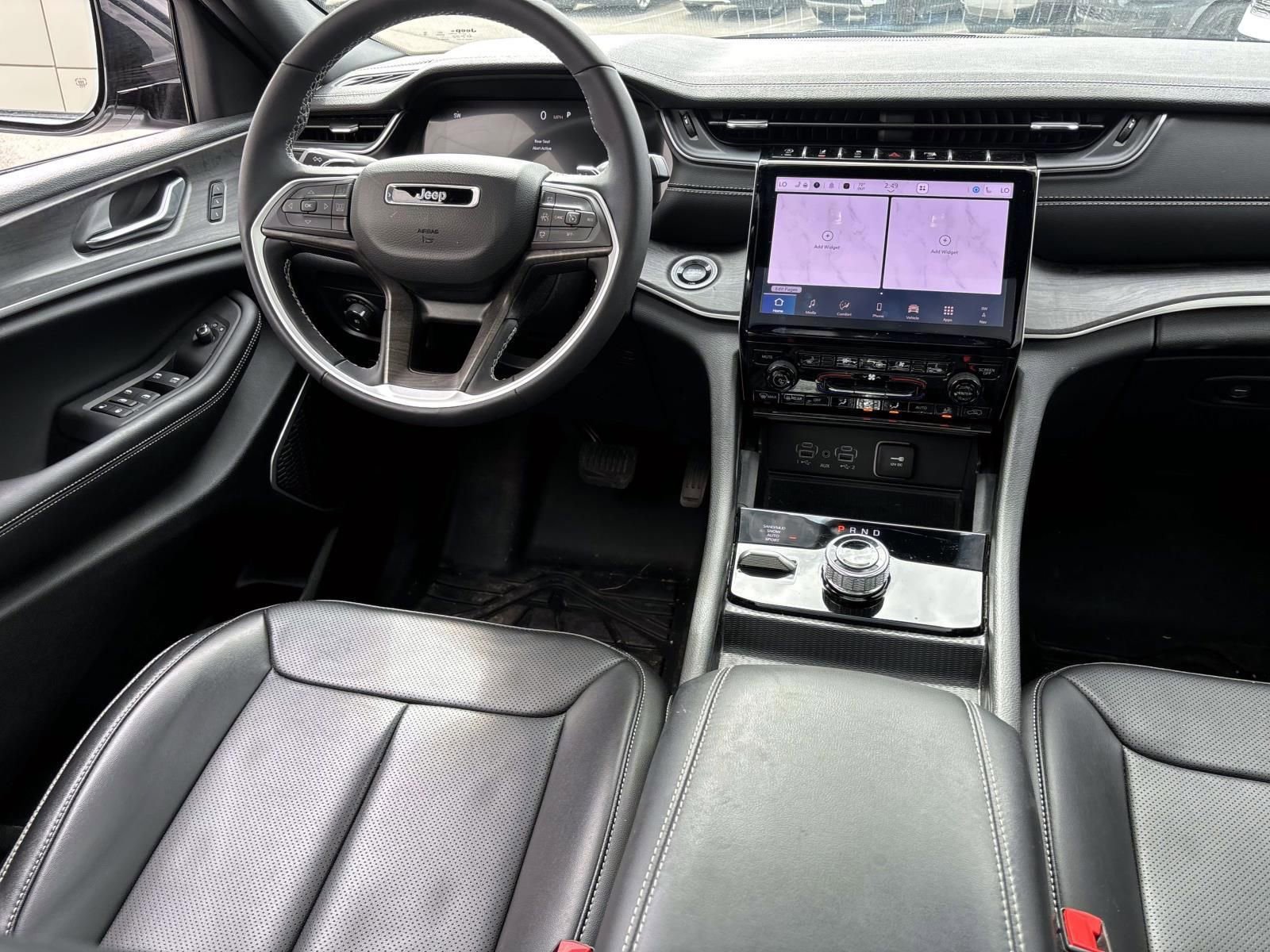 Used 2025 Jeep Grand Cherokee Limited w/ Luxury Tech Group II image 30