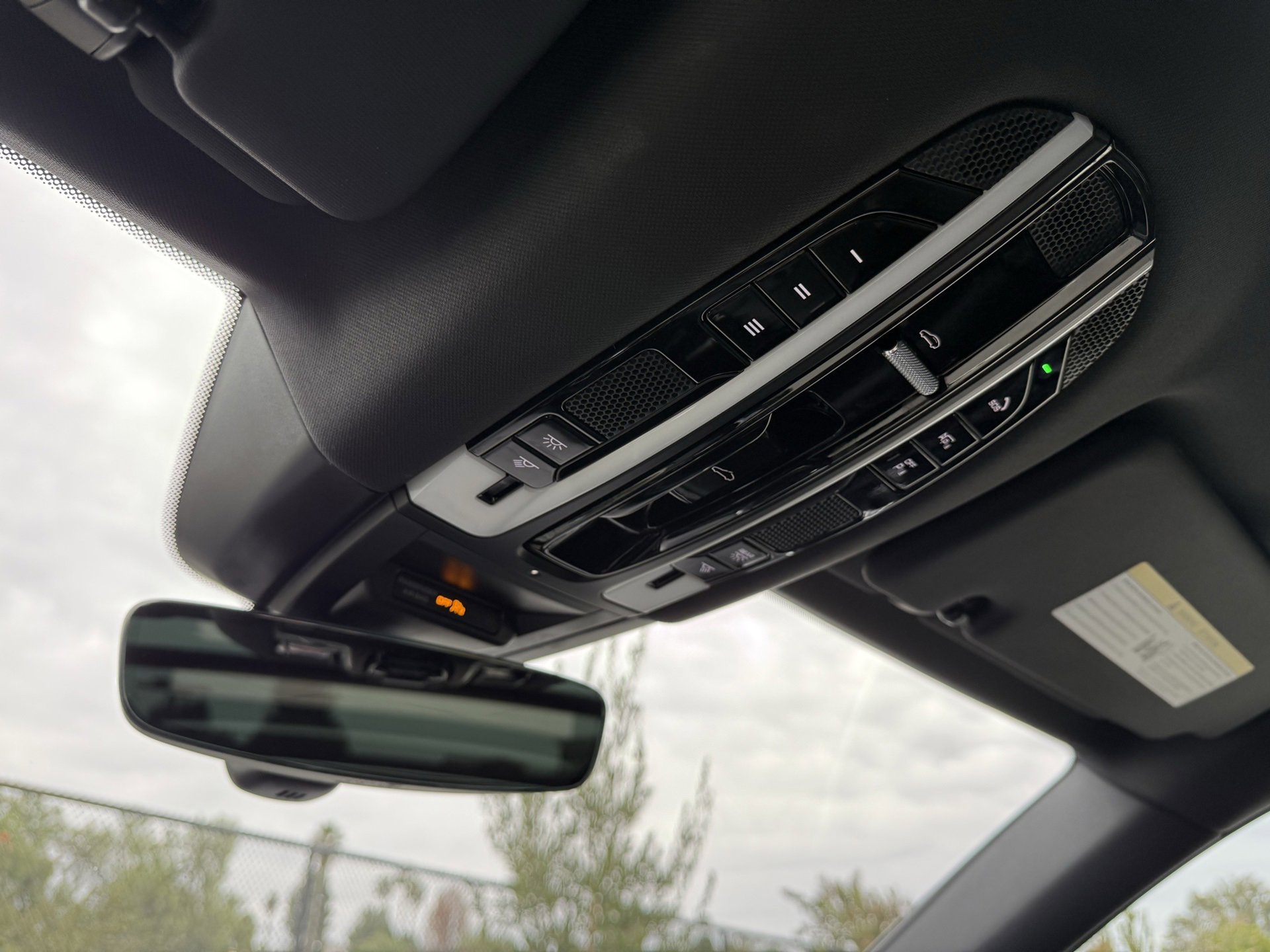 Certified 2022 Porsche Cayenne Platinum Edition image 17