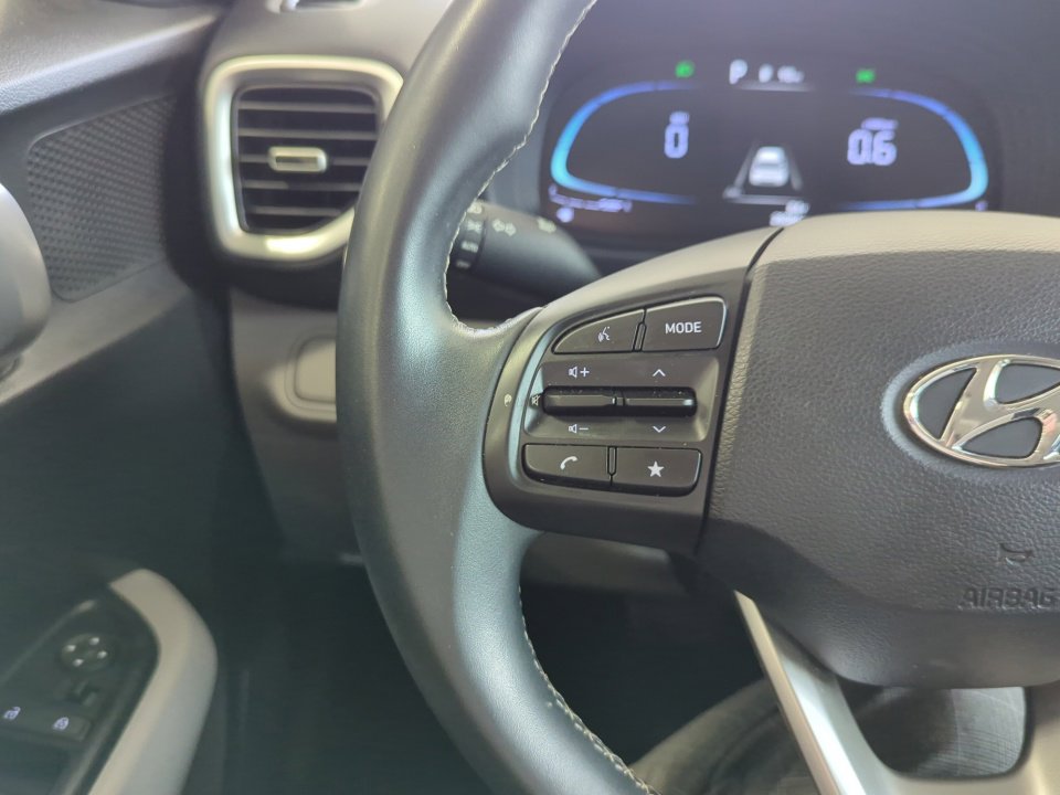 Used 2023 Hyundai Venue SEL image 31