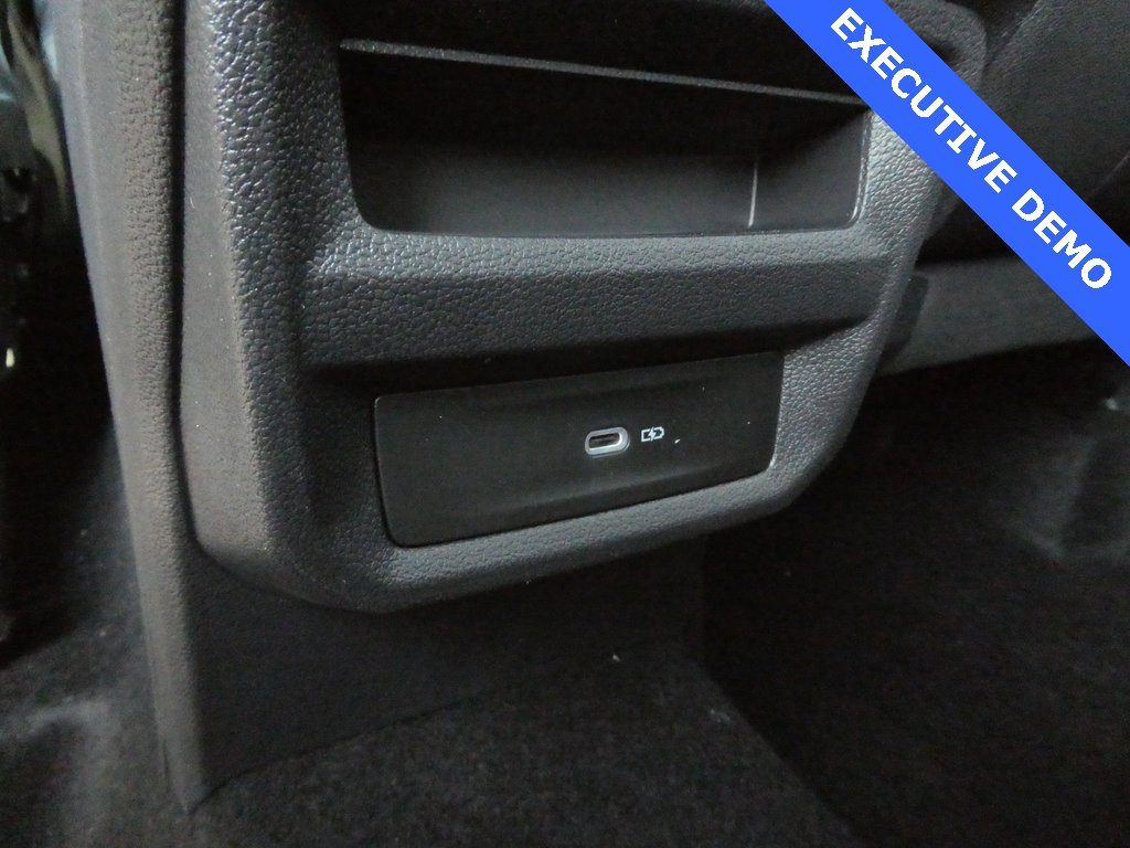 Certified 2025 Volkswagen Taos SE image 40