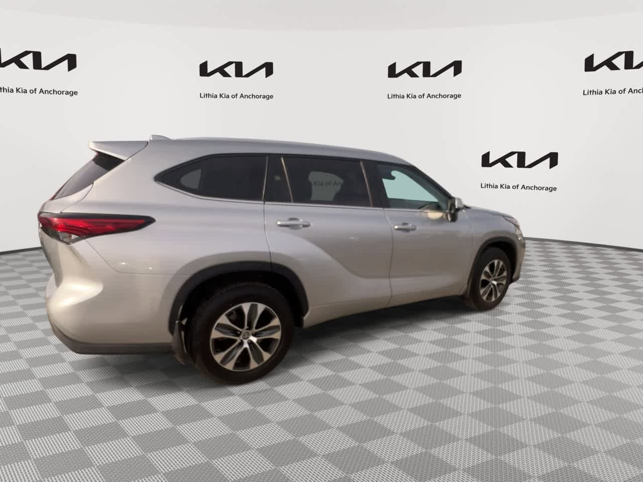 Used 2023 Toyota Highlander XLE AWD/4WD image 9