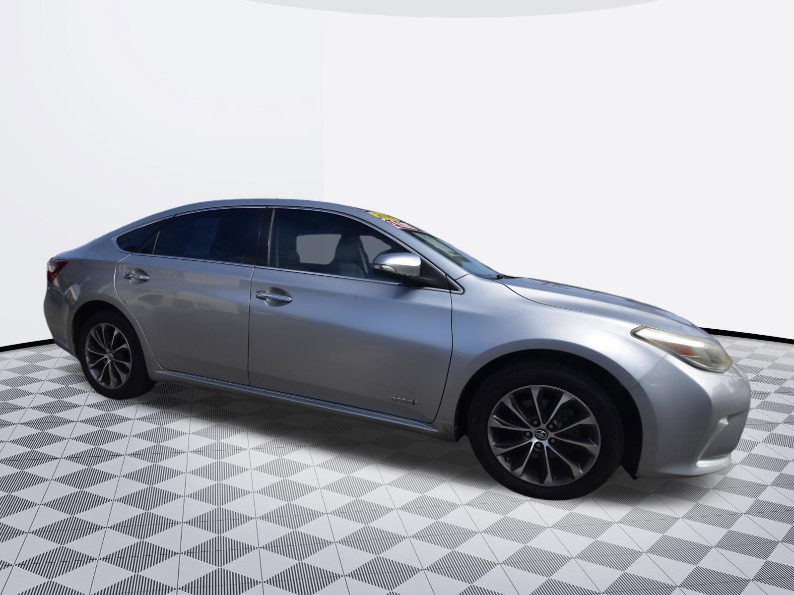 Used 2016 Toyota Avalon XLE Premium w/ Preferred Accessory Package FWD image 2