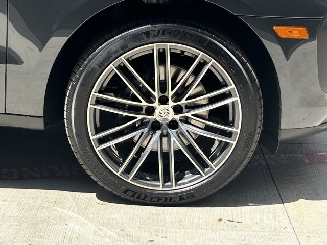 Certified 2025 Porsche Macan image 13