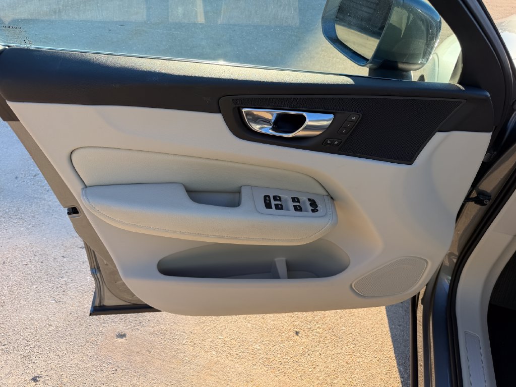 Used 2020 Volvo XC60 T5 Momentum AWD/4WD image 10