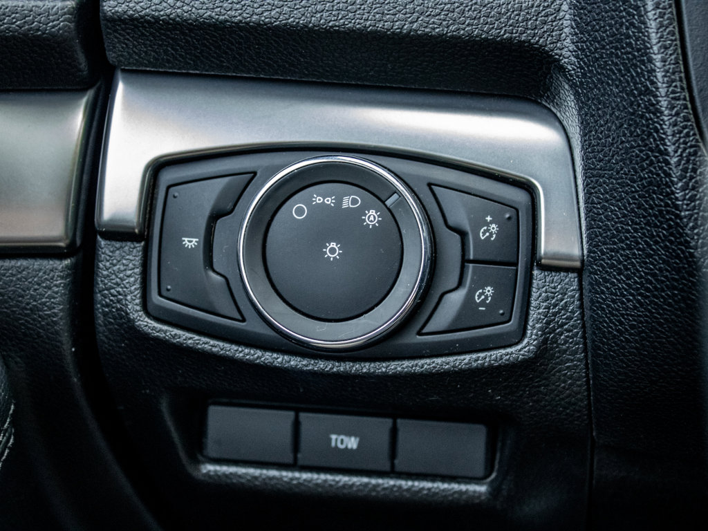 Used 2018 Ford Explorer XLT image 38