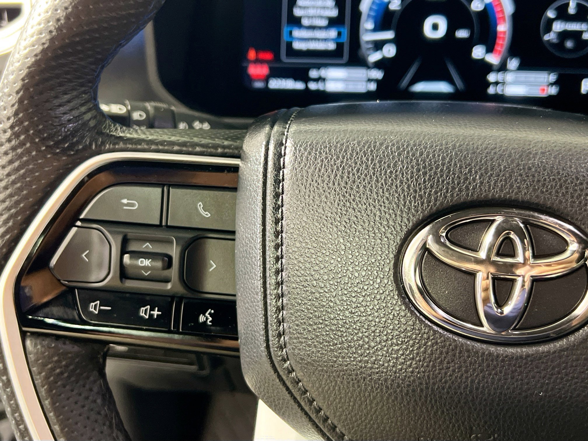 Used 2023 Toyota Tundra Platinum w/ Advanced Package image 18