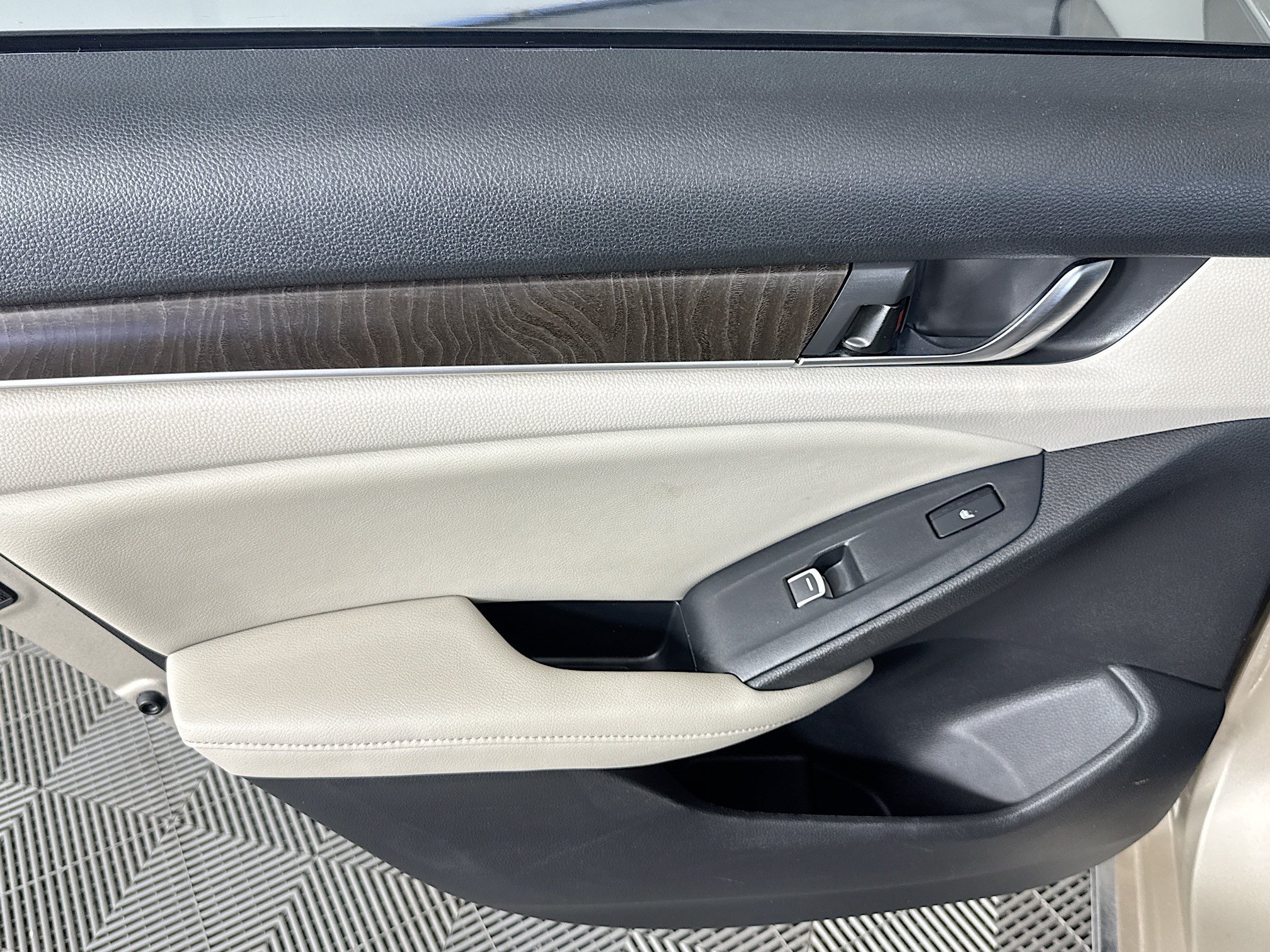Used 2018 Honda Accord Touring image 24