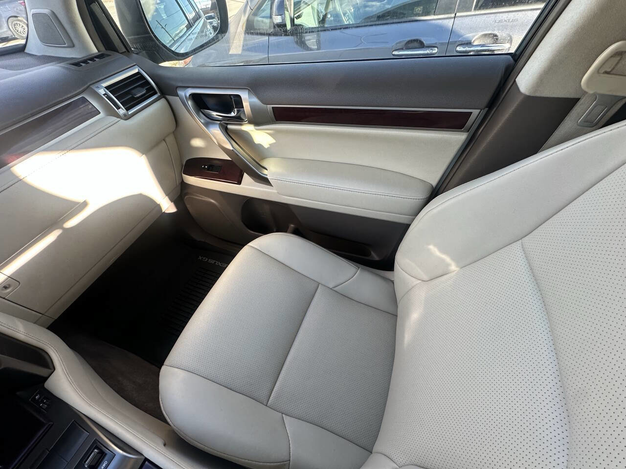 Used 2015 Lexus GX 460 w/ Premium Package AWD/4WD image 16