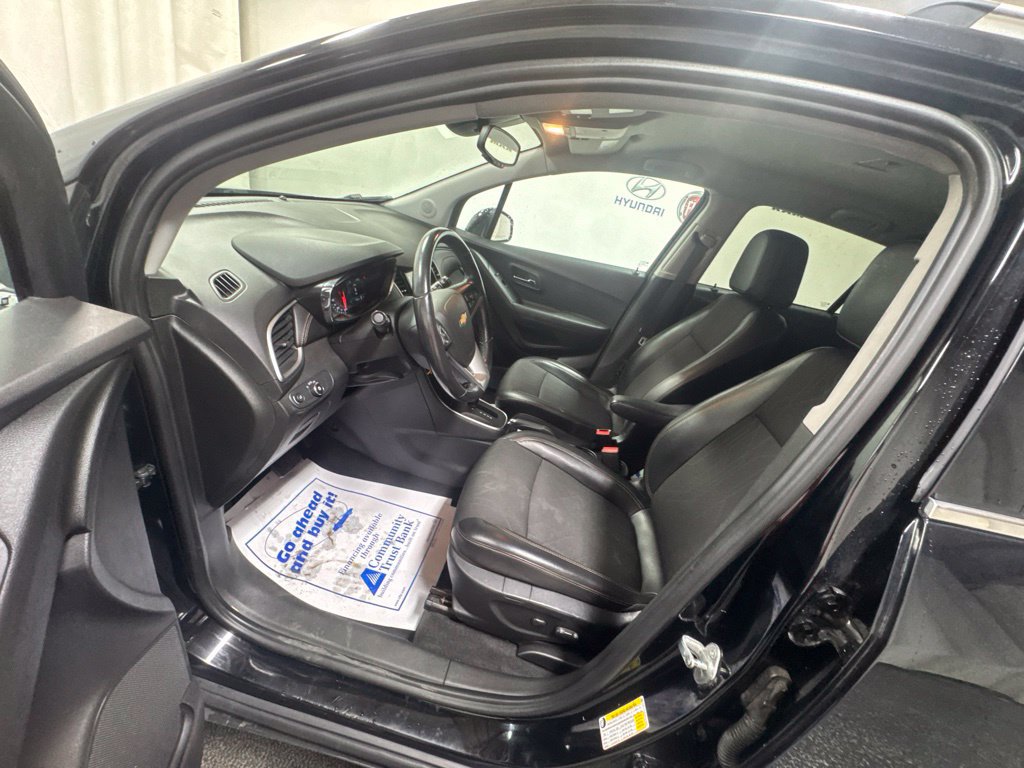 Used 2019 Chevrolet Trax LT w/ LT Convenience Package AWD/4WD image 16