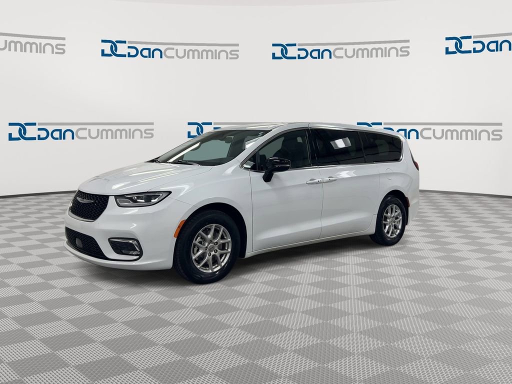 Used 2025 Chrysler Pacifica Select image 4