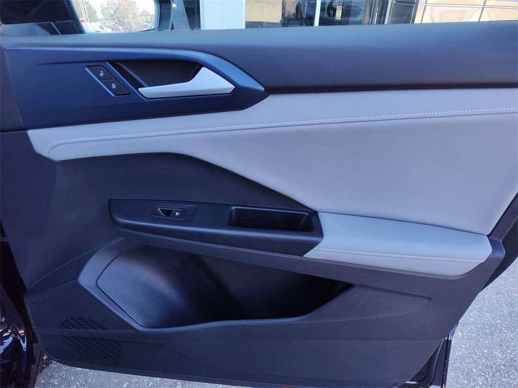 Used 2024 Volkswagen Taos SE image 32