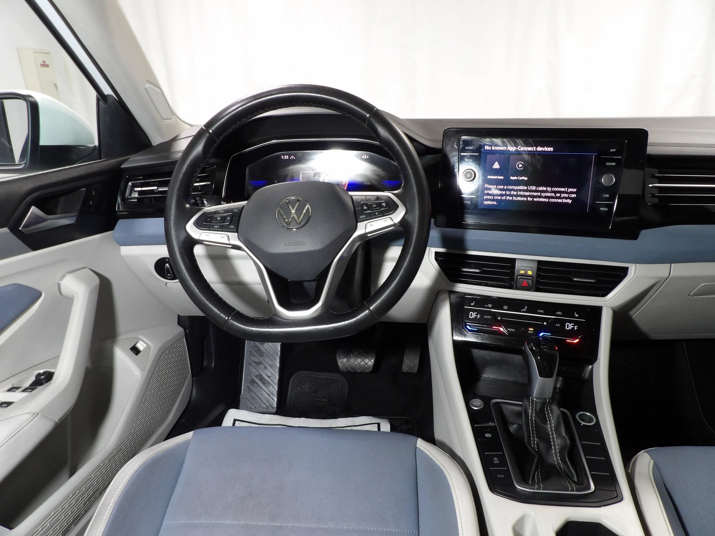 Used 2025 Volkswagen Jetta SE w/ Sunroof Package FWD image 12
