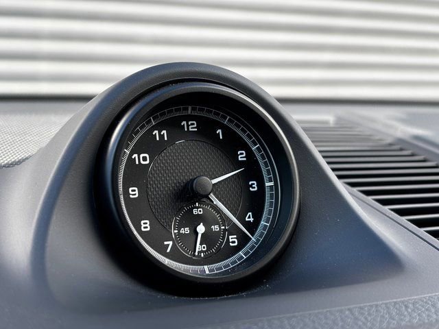 Used 2025 Porsche Macan AWD/4WD image 18