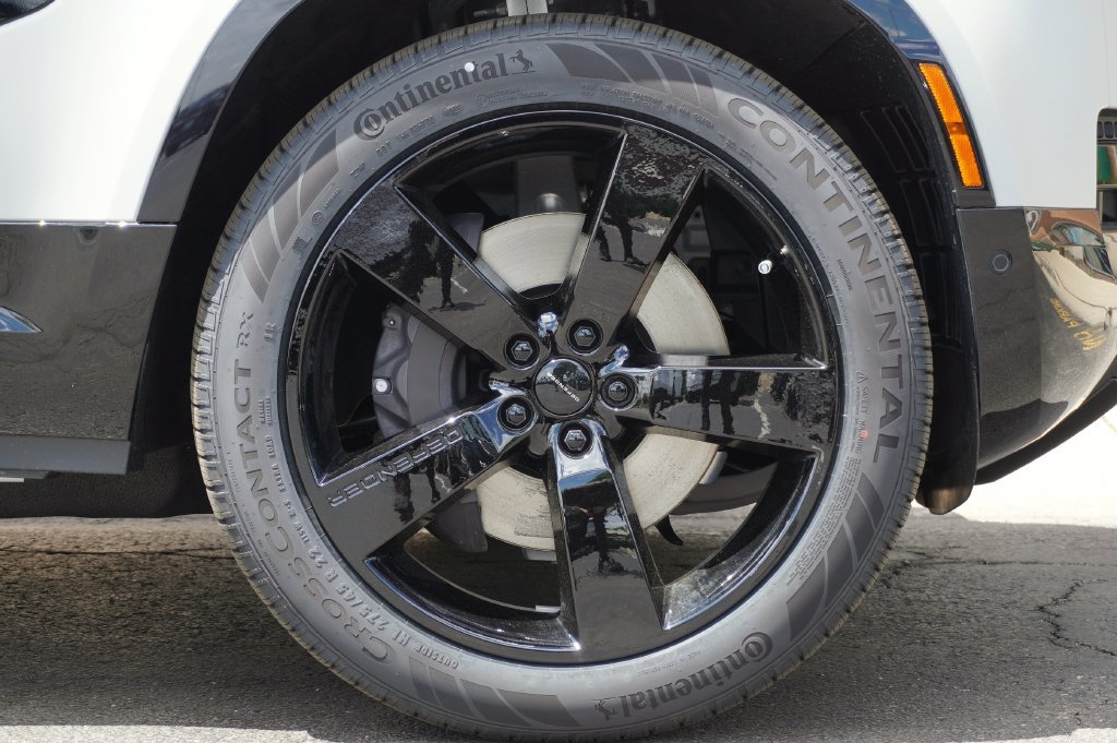 Used 2026 Land Rover Defender 110 X-Dynamic SE AWD/4WD image 8