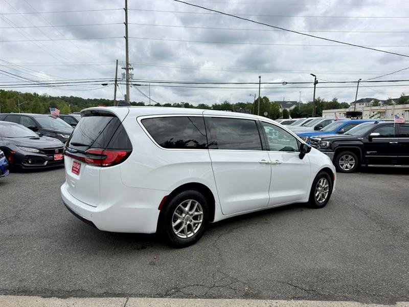 Used 2024 Chrysler Pacifica Touring-L FWD image 3