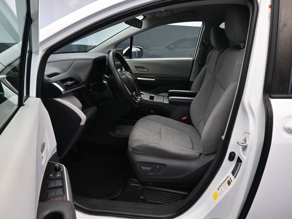 Used 2021 Toyota Sienna LE image 11