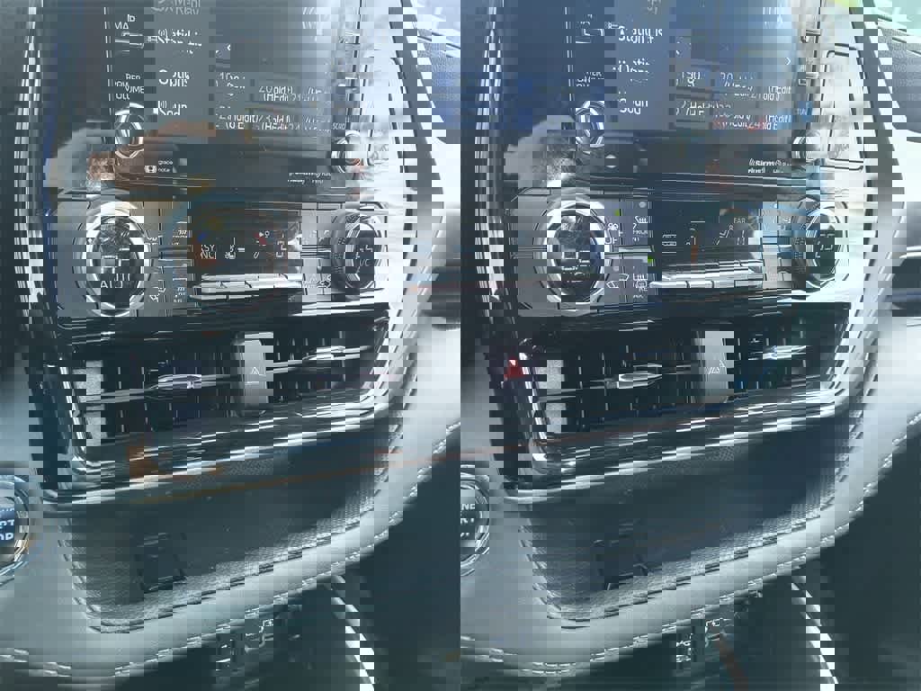 Used 2022 Toyota Highlander LE image 18