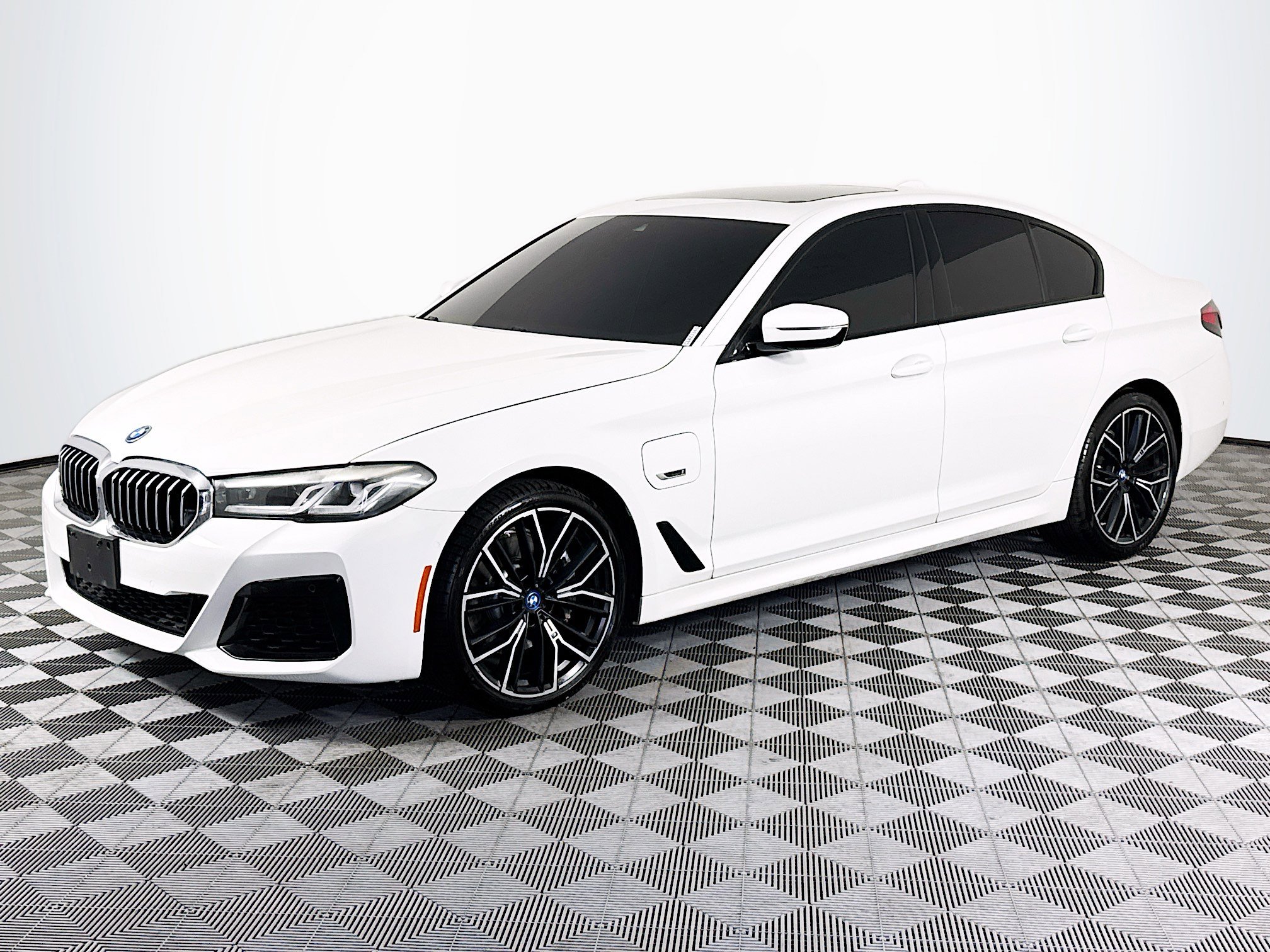 Used 2023 BMW 530e w/ M Sport Package image 4