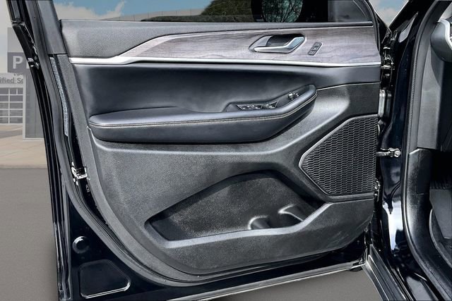 Used 2023 Jeep Grand Cherokee Limited w/ Black Appearance Package image 18