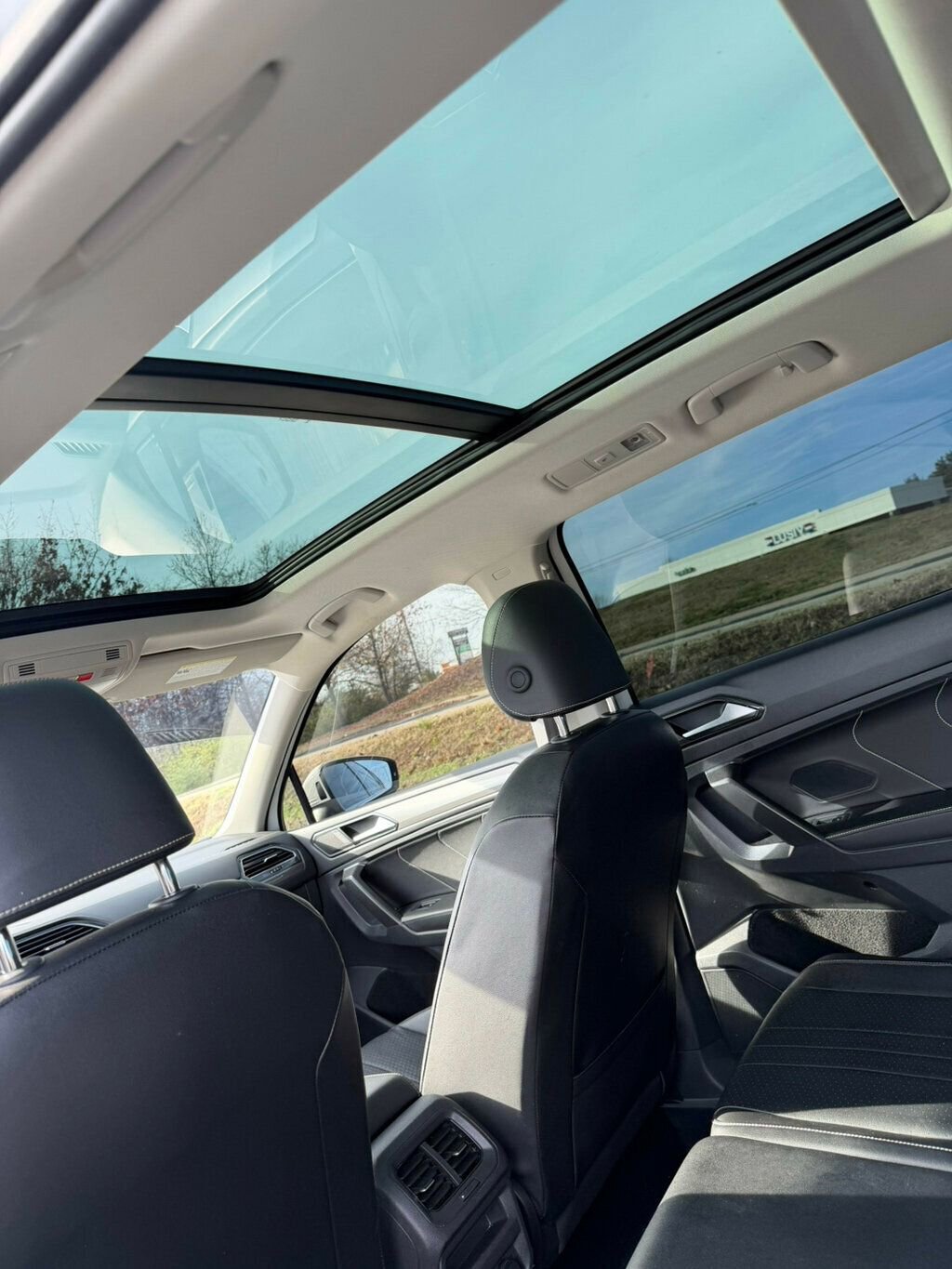 Used 2022 Volkswagen Tiguan SE w/ Panoramic Sunroof Package image 25
