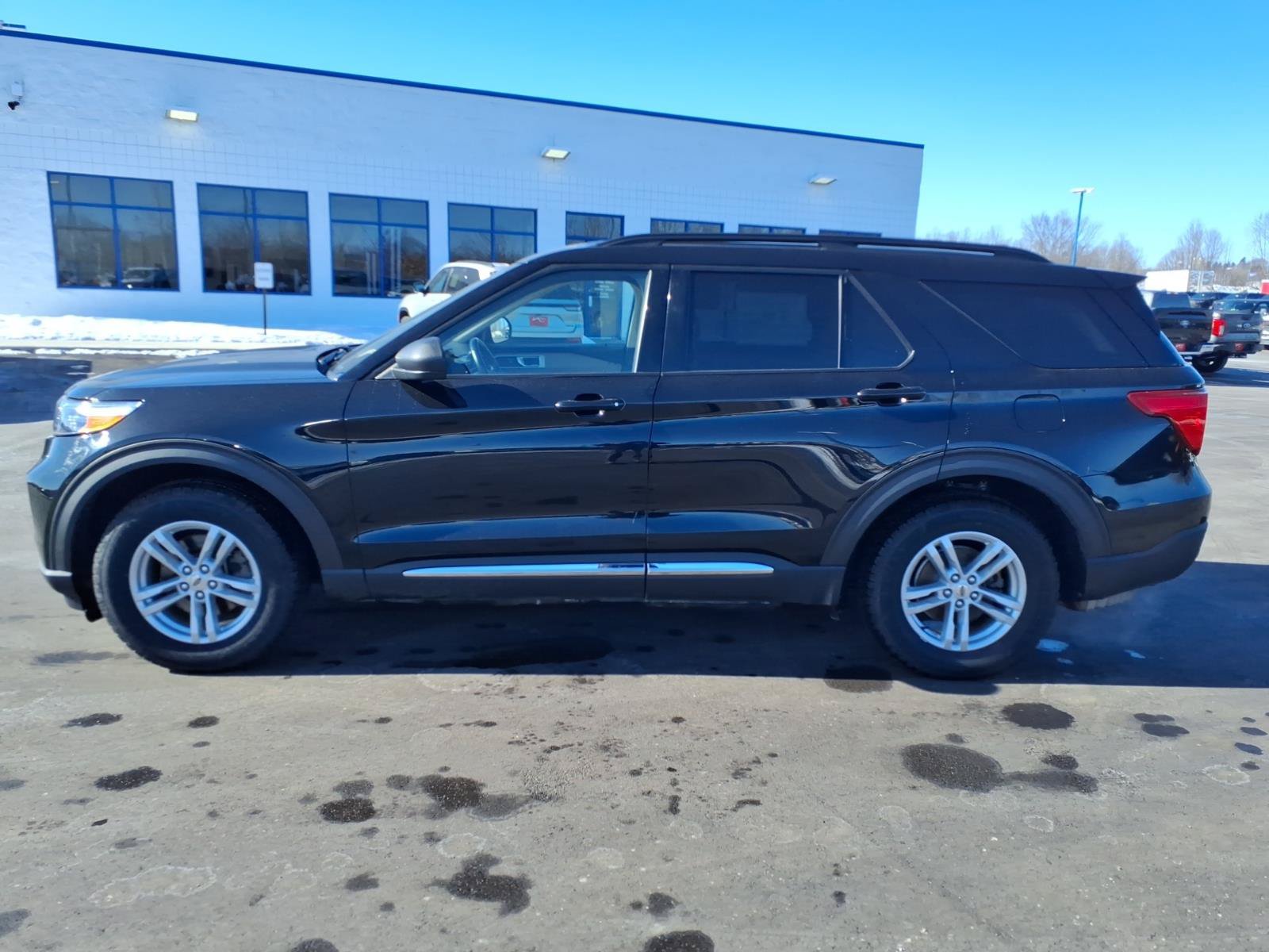 Used 2020 Ford Explorer XLT w/ Class III Trailer Tow Package AWD/4WD image 2