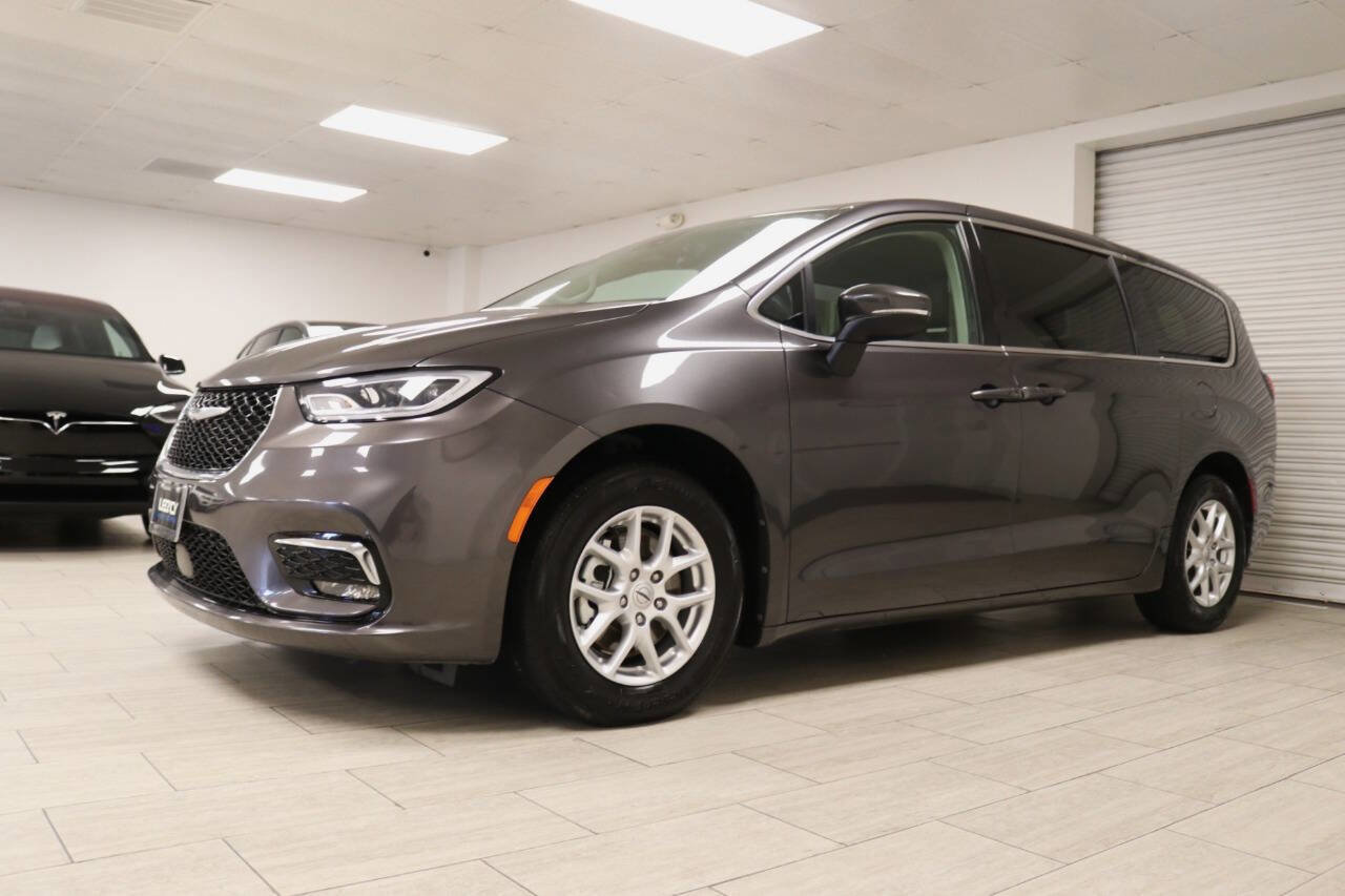 Used 2023 Chrysler Pacifica Touring-L image 3
